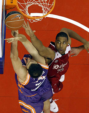 Hendrix en una acción defensiva en la ida (ACBMEDIA)