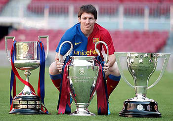 Messi posa con las tres copas ganadas por el FC Barcelona