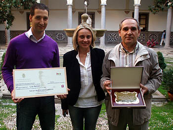 La concejala de Deportes junto a los ganadores del pasado año (GRJ)