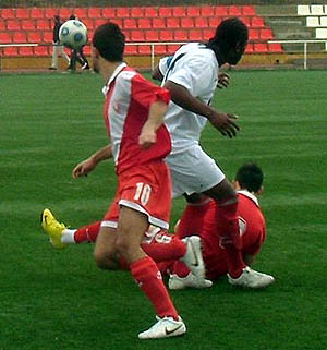 Una acción del duelo entre el At. Zubia y Pavía (LÁZARO)