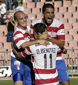 Casares, Benítez y Tariq celebrando un gol al Águilas