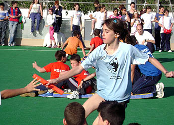 Una niña participando en Armilla en la competición de relevos (GRJ)