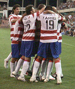 Los jugadores celebran un tanto (LUIS RUIZ)
