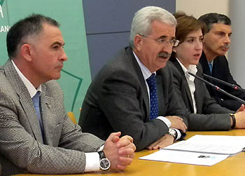 Manuel Jiménez Barrios, en el centro, durante la rueda de prensa
