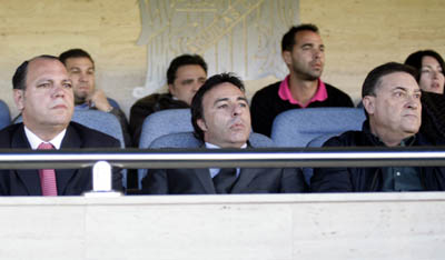 Quique Pina, presidente del Granada CF, en el palco de autoridades de El Rubial (GRJ)