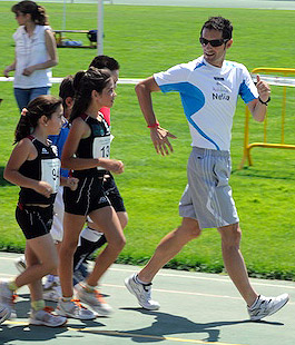 Paquillo con los niños en la Ciudad Deportiva (GRJ)