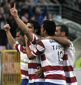 Los aficionados rojiblancos sueñan con el ascenso (GRJ)