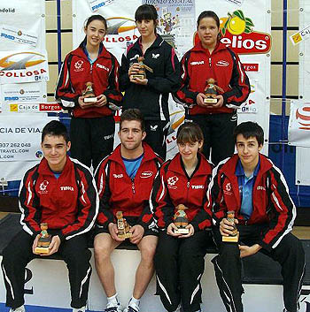 Los medallistas del CajaGranada en el podium de Valladolid (GRJ)