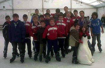 Integrantes del Club de Ocio en la pista de patinaje de Neptuno