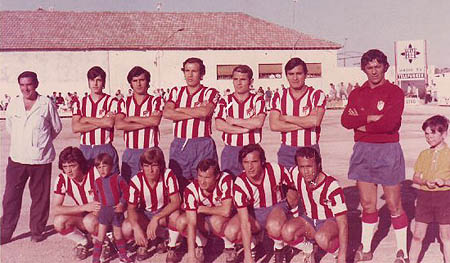 Formación del conjunto rojiblanco en uno de los amistosos de la temporada 1971/72