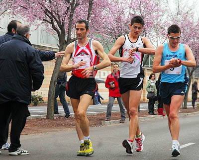 Alejandro Cambil, a la izquierda, en los primeros metros de la prueba