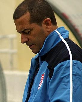 Álvarez Tomé, cabizbajo junto al banquillo (L. RUIZ)