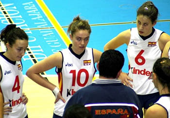 La jugadora granadina Carmen Morales (10) junto al banquillo (GRJ)