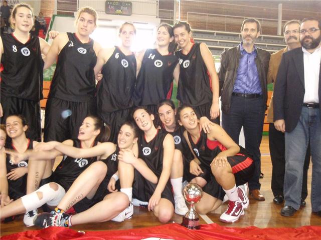 Las chicas del CB Portuense, junto al trofeo