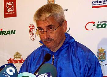 Fabri González en el transcurso de la rueda de prensa en `Los Cármenes`