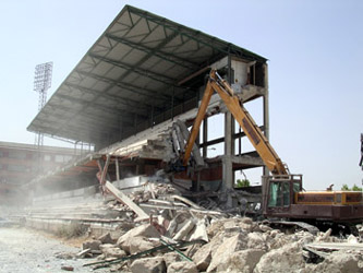 Un momento de la demolición del antiguo estadio (GRJ)