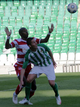 Nyom en el encuentro disputado en Sevilla (L. RUIZ)