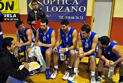 Eugenio Llera da instrucciones en un tiempo muerto a sus jugadores (GRJ)