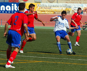 El local Javi Gallo en una acción ante el conjunto abderitano (BALDO)