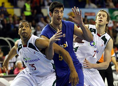 Ingles y Hendrix luchan un rebote con Triguero