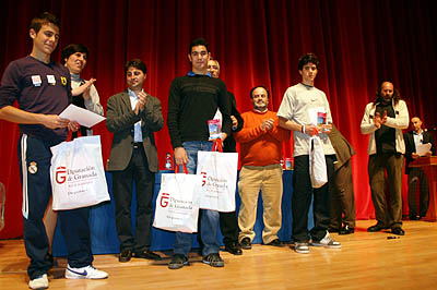 Algunos de los ganadores recogiendo su premio en el escenario (GRJ)