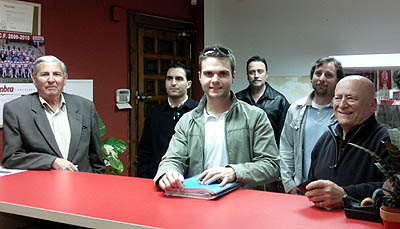 Aficionados y socios del Granada CF en la sede social de la calle Recogidas