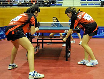 Laura Ramírez (izda.) jugando con Fátima Bocanegra en dobles (GRJ)