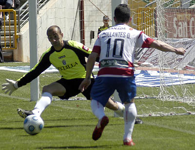 Collantes encara a Dorronsoro en una acción del partido (PACO AYALA)