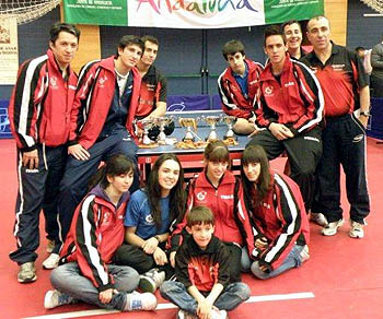 Los jugadores del CajaGranada posando con los trofeos obtenidos