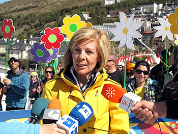 Mª José López atendiendo a los medios tras el descenso floral (GRJ)