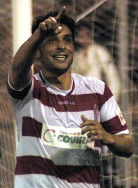 Tariq celebra un gol