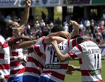 Los jugadores rojiblancos celebran uno de los tantos (PACO AYALA)