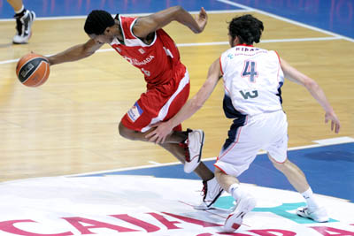 Jimmie Hunter sube el balón en el encuentro ante el Caja Laboral (ACBMEDIA)