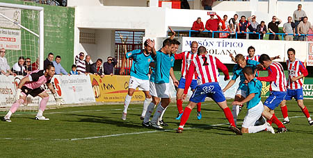 Al final del partido el Baza pudo empatar, pero el Almería se defendió con todo (ALONSO)