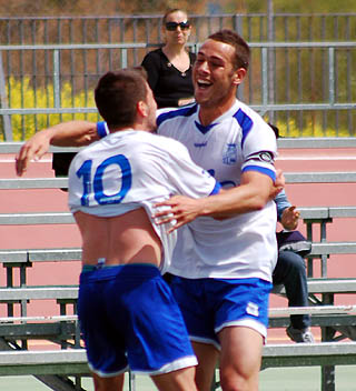 Migue Alba celebra el gol con Fran Heredia (BALDO)
