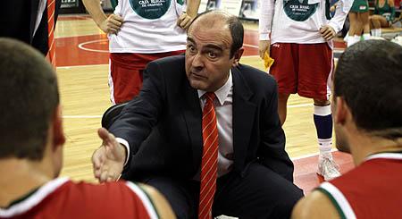 Trifón Poch arenga a los suyos durante la celebración de un tiempo muerto (ACBMEDIA)