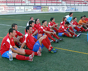 Los jugadores del Estepona en la `sentada` antes del partido