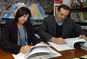 Magdalena Sánchez firma el acuerdo con Julián Aranda (CBG)