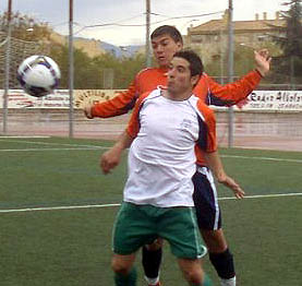 Ramón presiona a un jugador atarfeño (LÁZARO) Ramón presiona a un jugador atarfeño (LÁZARO)