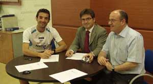 Paquillo Fernández en el momento de la firma del convenio