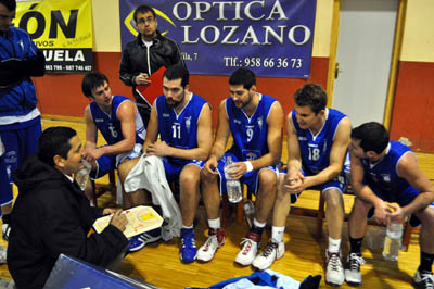 El técnico Eugenio Llera dialoga con sus jugadores durante un tiempo muerto