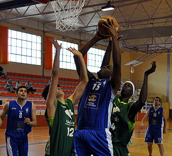 Al local Brandon le costo mucho trabajar bajo los aros ante Unicaja