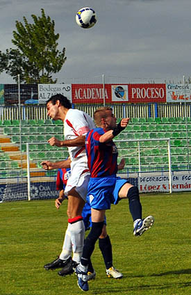 Pacheco salta con el visitante Raúl que fue expulsado Pacheco salta con el visitante Raúl que fue expulsado