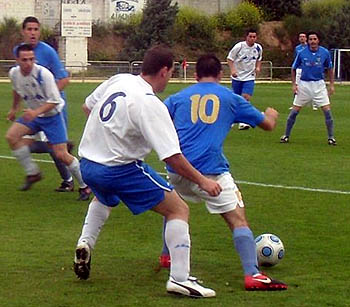 Una acción del encuentro entre UD Maracena y Gabia CF (LÁZARO)