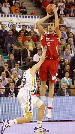Aguilar lazna de tres ante el Madrid (ACBMEDIA)