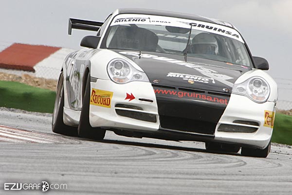 Juan Antonio Saura a los mandos del Porsche 996 GT3 