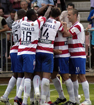 Los jugadores celebran el último tanto de Tariq (PACO AYALA)