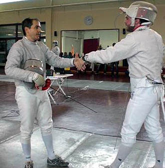 Dos participantes se dan la mano a la conclusión del combate
