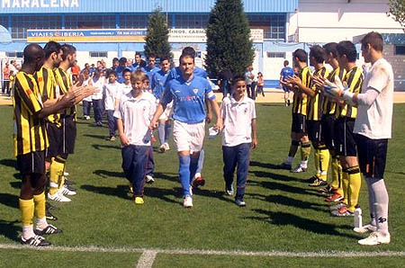 Los jugadores del Polideportivo Berja le hicieron el pasillo a la UD Maracena (LÁZARO)