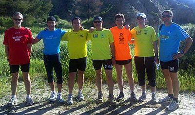 Un grupo de los Trotanoches con las camisetas conmemorativas (GRJ)
